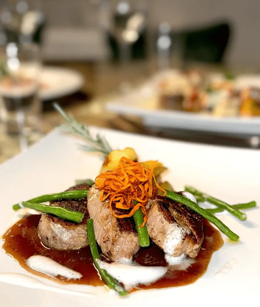 Frisch angerichtetes Gericht im Si Ristorante
