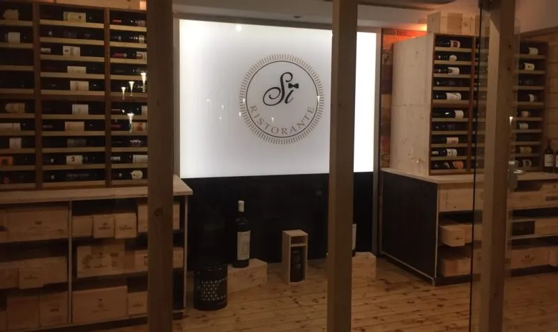 Weinflaschen im begehbaren Weinkühlschrank des Si Ristorante